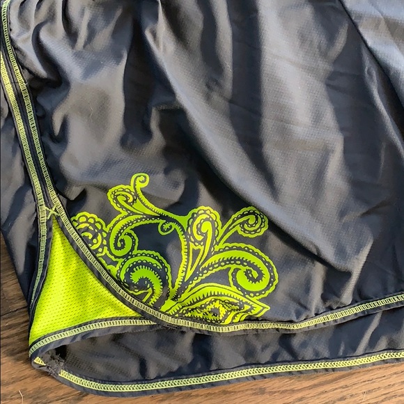 Athleta Tia Paisley running short - Picture 3 of 7